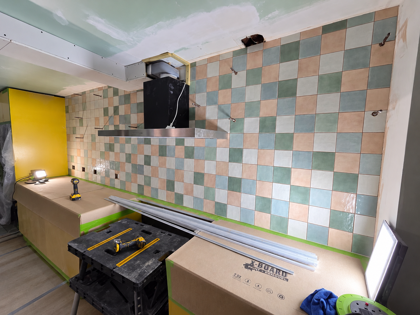 White marble-effect kitchen tiling
